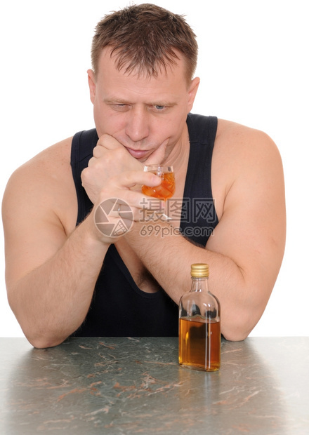 男人喝醉酒的子手拿着玻璃杯在白色背景上被孤立成人一种图片