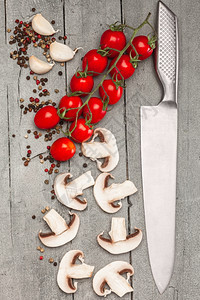 刀最佳胡椒木制桌上切片蘑菇和香料的顶端视图图片
