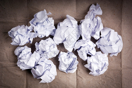 墙角磨损浪费信颜色被弄皱的白纸球设计图片