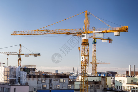 移动太阳建筑学工地高塔起重机对准晴天图片