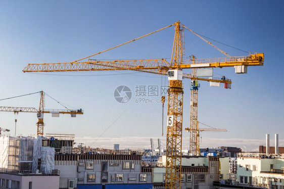 移动太阳建筑学工地高塔起重机对准晴天图片