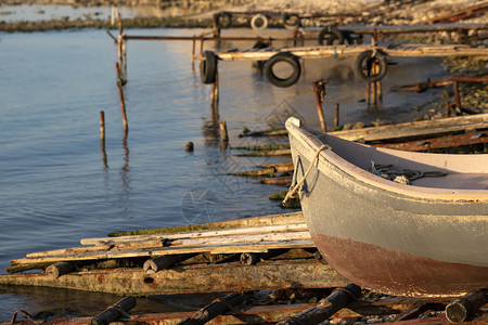 一种钓鱼宁静的下午在海岸上有码头和船湖图片