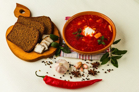 白底带辣椒和大蒜的乌拉尼面包碗餐具香料图片