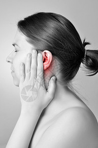 年轻女人抚摸她痛苦的耳朵医疗白种人生病图片