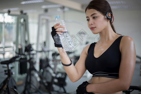 健身房白色的渴在健身锻炼后运动妇女作为的饮用水健康概念图片