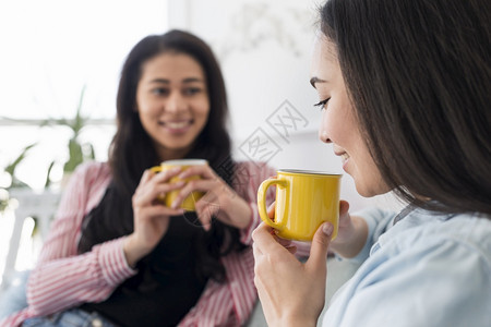 说着喝茶的多民族女友休息饮料杯子图片