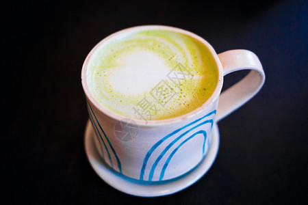营养新鲜的茶点杯火辣拿铁绿茶含心的油彩奶红茶含心的火辣拿铁绿茶图片