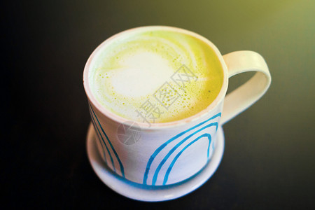 独立的杯火辣拿铁绿茶含心的油彩奶红茶含心的火辣拿铁绿茶日本人绘画图片