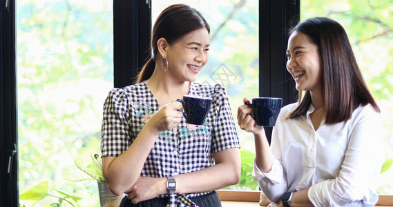 茶两个亚裔妇女喝咖啡和两个开心愉快的女人在咖啡馆闲聊女孩天图片