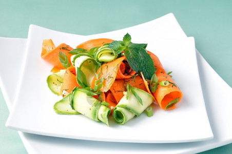 生的健康素食主义者Zucchini沙拉加胡萝卜和含草药的大蒜蛋黄酱图片