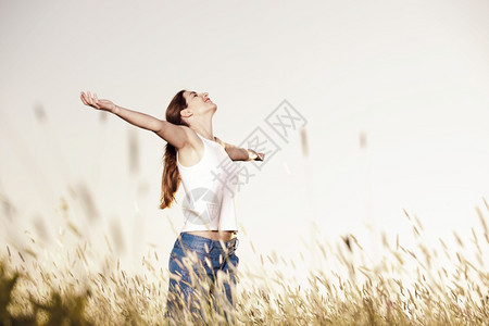 公园外出画像一个女人在草地上畅快一种图片