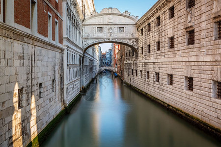 意大利威尼斯的叹息桥和Doges宫著名的地牢渠道图片