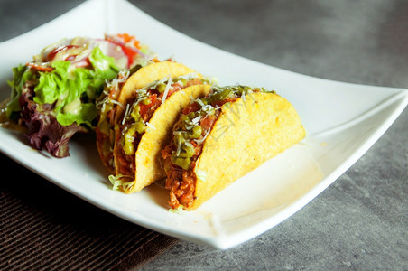 地面自制墨西哥人食品塔可肉美味土生牛肉tacosShells加沙拉图片