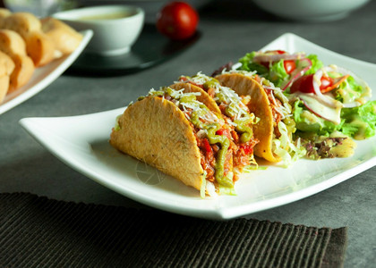 吃墨西哥食品塔可肉美味土生牛肉tacosShells加沙拉脆的盘子图片