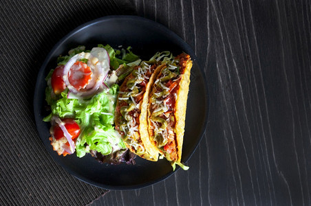 墨西哥食品塔可肉美味土生牛肉tacosShells加沙拉食物开胃菜送达图片