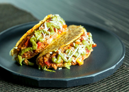 墨西哥食品塔可肉美味土生牛肉tacosShells加沙拉炸玉米饼莴苣胡椒图片