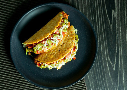 番茄美味的胡椒墨西哥食品塔可肉美味土生牛肉tacosShells加沙拉图片