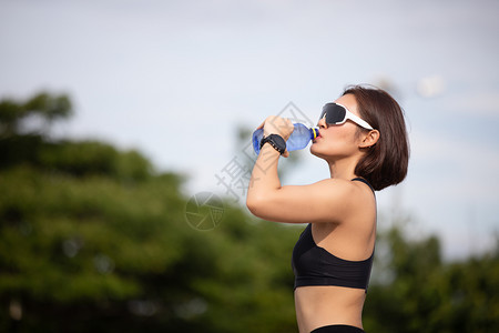 户外健身的女人图片