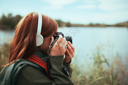 湖边拍照的女摄影师图片