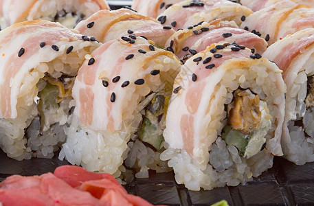 烹饪新鲜的寿司关紧我们背景开胃菜图片