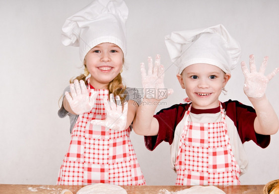 看美丽的幸福两个孩子戴大餐帽露出棕榈图片