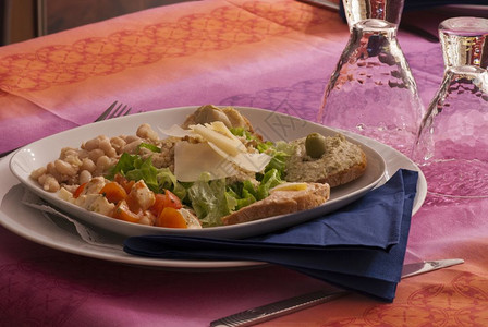可口东方的意大利托斯卡纳精心准备的餐桌上开胃菜厅图片
