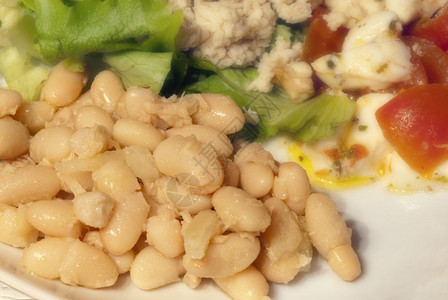 意大利托斯卡纳精心准备的餐桌上开胃菜健康面包春天图片