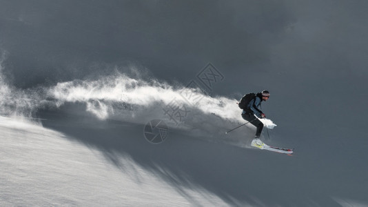 高山滑雪者图片