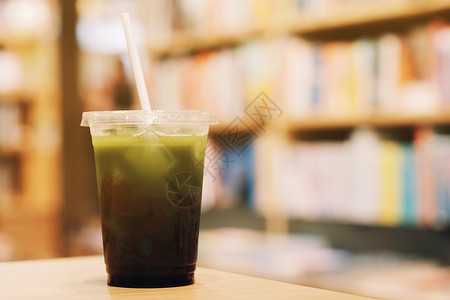 冰滴咖啡素材回收塑料杯和纸草的冰绿色茶颜带走寒冷的背景