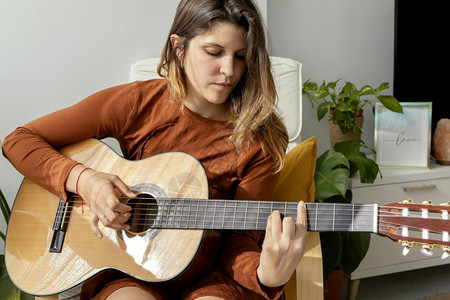 白种人在家弹吉他的妇女凉爽音乐图片