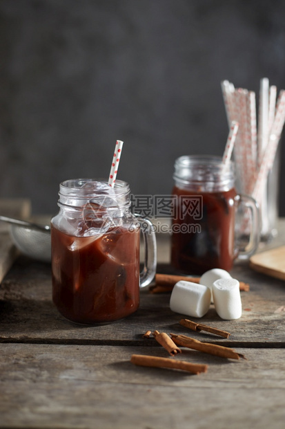 马克杯液体木制桌上巧克力饮料冬天图片