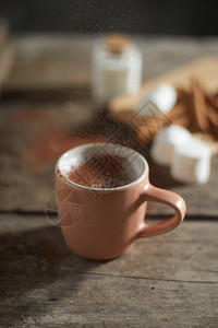 木制桌上巧克力饮料热的奶油假期图片