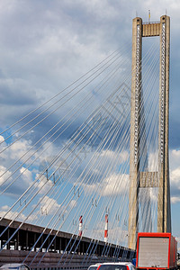 位于乌克兰基辅的有线驻守南桥箭头乌克兰在云天背景上举起乌克兰在基辅的南桥首端由电缆驻守的南桥箭头所射出的横云天空背景下机器建造最图片