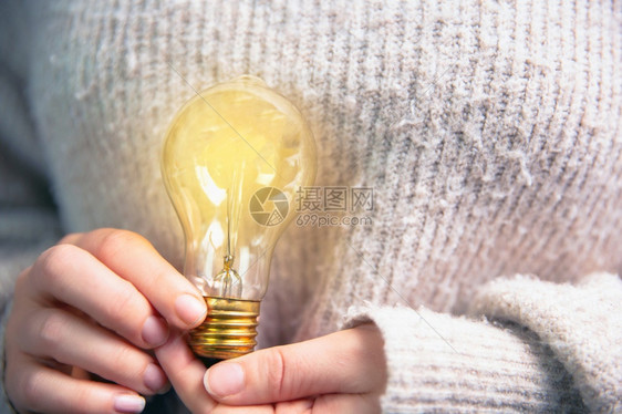 女手拿着一个闪亮的灯泡好主意创新和灵感商业概念背景现代复古设计女手拿着一个闪亮的灯泡商业概念背景抓住黄色的电图片