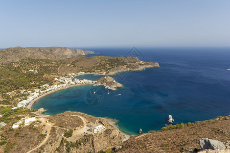 海滩卡帕萨利湾和来自乔拉城堡的村庄景色希腊岛KythiraKapsali海湾和乔拉城堡村Kavsali海湾港口水图片