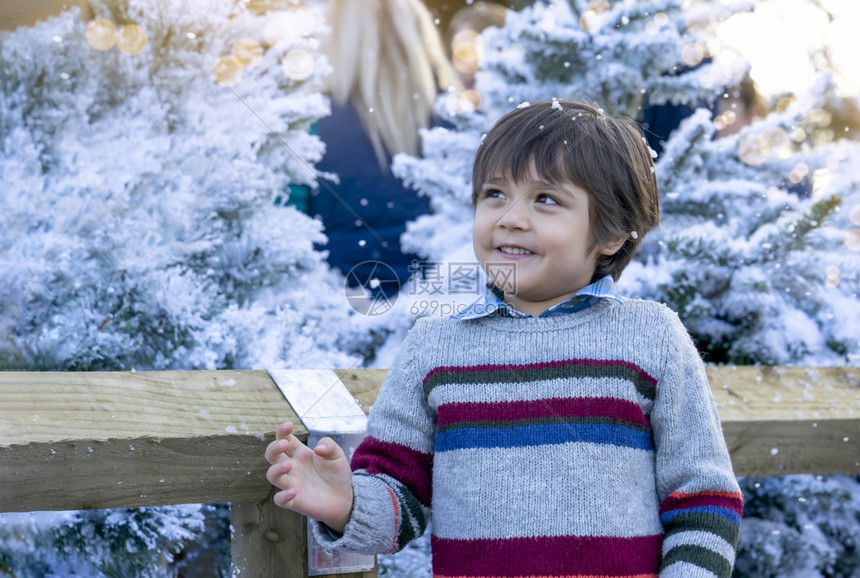 新的公园散景穿着模糊的圣诞树背景在冬季博览会上玩户外游戏孩子在圣诞节市场与雪泡沫一起玩乐YKidKid图片