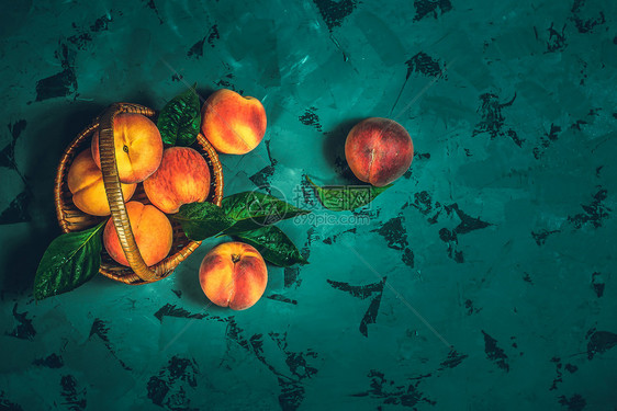 水果在黑暗背景的底幕下篮子里提取桃红色的新鲜图片