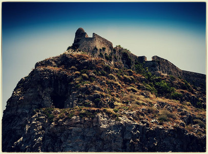 中等的岩山景观明信片背上的水平复古废弃城堡岩山景观上的水平复古废弃城堡p天空古董图片