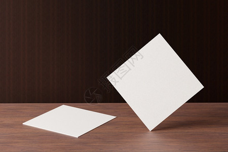 公司文档木头在棕色桌背景上用白方形纸商务卡模型制作木棕色桌背景的品牌展示模板打印图形设计2张卡模拟3D插图图片