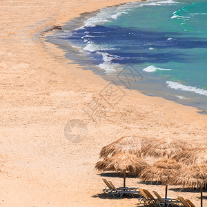 日光浴热带在希腊的地中海天堂旅行背景和目的地附近有草伞令人惊叹海滩景观摘要希腊海地中天堂附近的草伞抽象图片