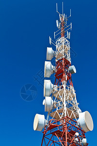 电话天线配有美丽的蓝色天空通讯塔的信台以及一个美丽的蓝天通讯塔受体图片
