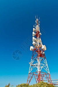 配有美丽的蓝色天空通讯塔的信台以及一个美丽的蓝天通讯塔技术工程细胞图片