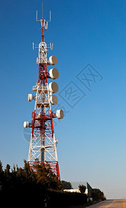 配有美丽的蓝色天空通讯塔的信台以及一个美丽的蓝天通讯塔网络阿莱利数据图片