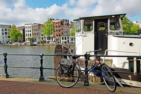 自行车荷兰阿姆斯特丹市风景位于荷兰阿姆斯特尔河摄影文化图片