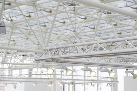 侧重于工业大楼天花板上电灯的室内屋顶层详细设备并使用电子照明装置效果细节焦点图片