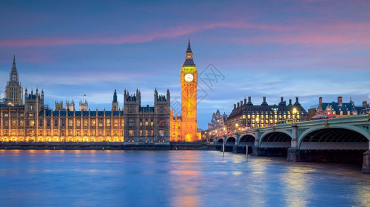 反射房屋王国伦敦与大本和议会厦的天际连线在英国的黄昏图片