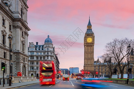 伦敦与大本和议会厦的天际连线在英国的黄昏游客钟场景图片