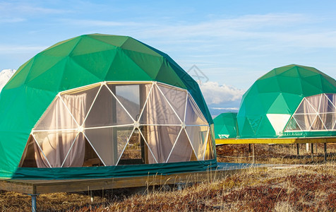 假期建造屋堪察加半岛火山附近太平洋上的绿色豪华帐篷堪察加半岛火山附近太平洋上的绿色豪华帐篷图片