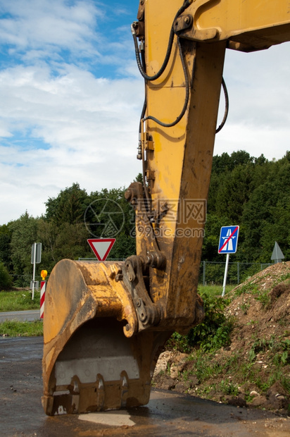 迹象移动基础设施挖掘机停在德国的一个公路建筑工地上图片