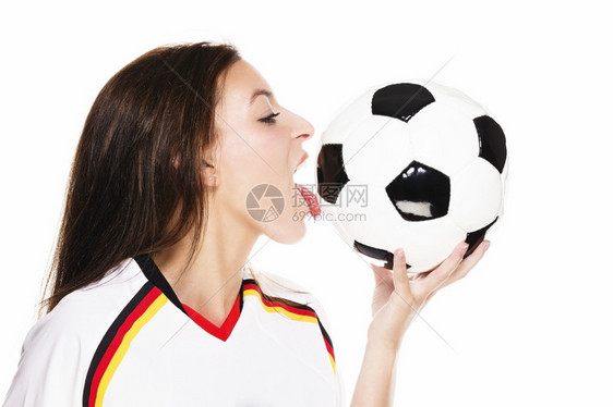 快乐的身穿足球衬衫美女舔着一个足球美女身着衬衫在白色背景的足球上舔着一只橄榄球喜悦女士图片
